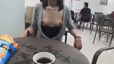 Aksi Nekat ABG Pamer Payudara di Sevel Jadi Viral
