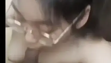 Cewek Kacamata Hisap Batang Sampai Crot
