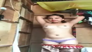 Gadis Genit Pakai CD Ungu Pamer Bokong Montok
